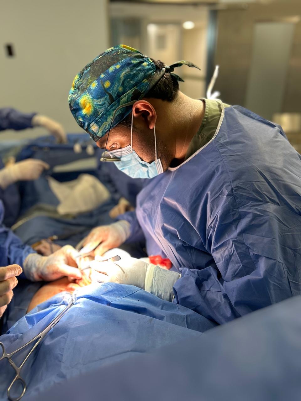 Dr. Jorge realizando cirugía laparoscópica de precisión