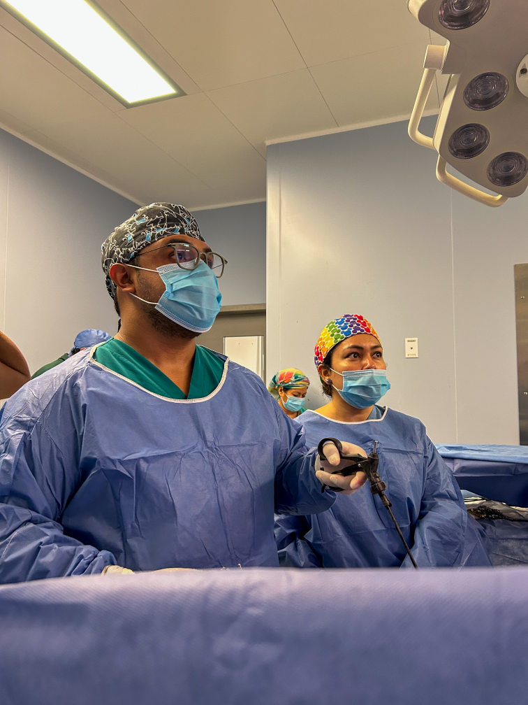 Dr. Jorge realizando cirugía laparoscópica guiada por monitor
