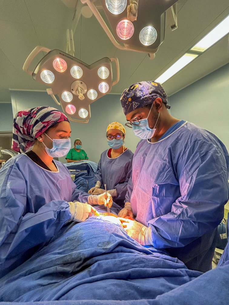 Dr. Jorge y su equipo operando bajo las lámparas